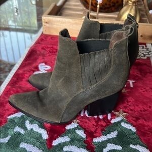 DONALD J. PLINER , suede ,Olive Green Women's western Ankle Boots